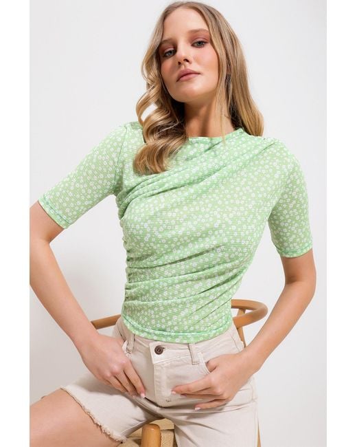 Trend Alaçatı Stili Green E bluse mit drapierter schulterpartie und blumenmuster