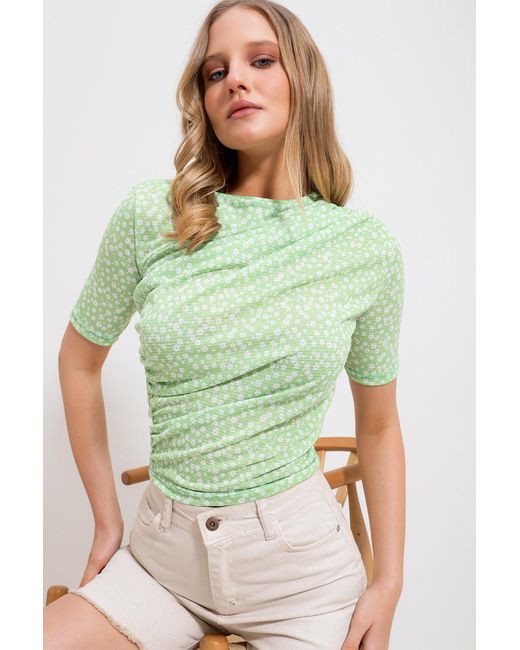 Trend Alaçatı Stili Green E bluse mit drapierter schulterpartie und blumenmuster