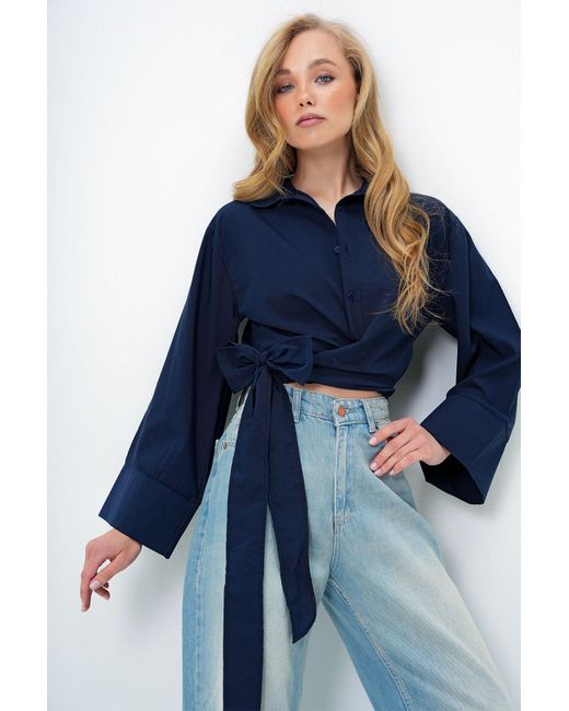 Trend Alaçatı Stili Blue Marineblaues Hemd Aus Popeline Mit Breiten Bündchen Und Detailliertem Bindeband Auf Der Vorderseite Alc-X13750 Für Damen