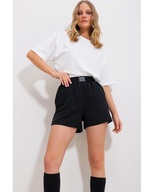 Trend Alaçatı Stili White E shorts aus gewebtem leinen mit zwei taschen und elastischer taille alc-x11715