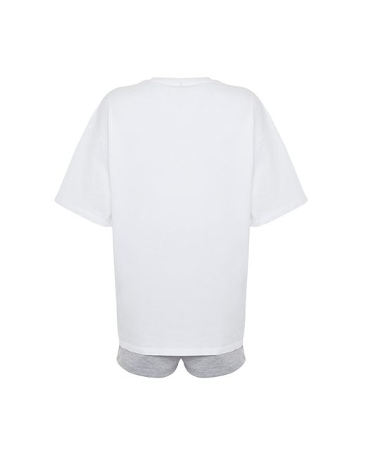 Trendyol White Es set aus übergroßen, weit geschnittenen strickshorts und t-shirt mit slogan-aufdruck
