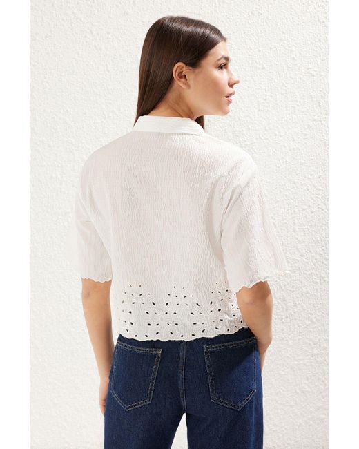Trendyol White Weißes, Gewebtes Hemd Mit Stickereidetails – Normale Passform, Für Damen