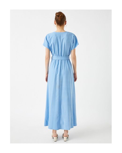 Koton Blue Gestreiftes langes kleid mit gürtel, v-ausschnitt und kurzen ärmeln