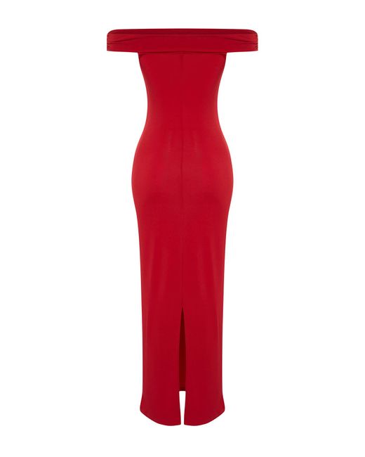 Trendyol Red Es maxi-bleistiftkleid aus flexiblem strick mit carmen-kragen und figurbetontem carmen-ausschnitt