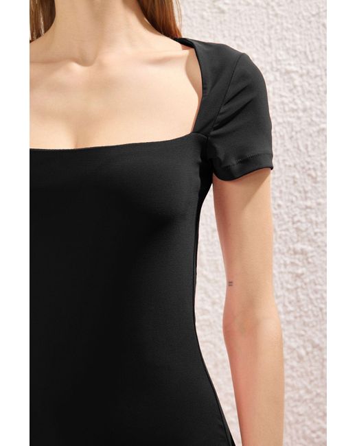 Trendyol Natural Schwarzes, Figurbetontes, Dehnbares Midi-Strickkleid Mit Quadratischem Ausschnitt Für Damen