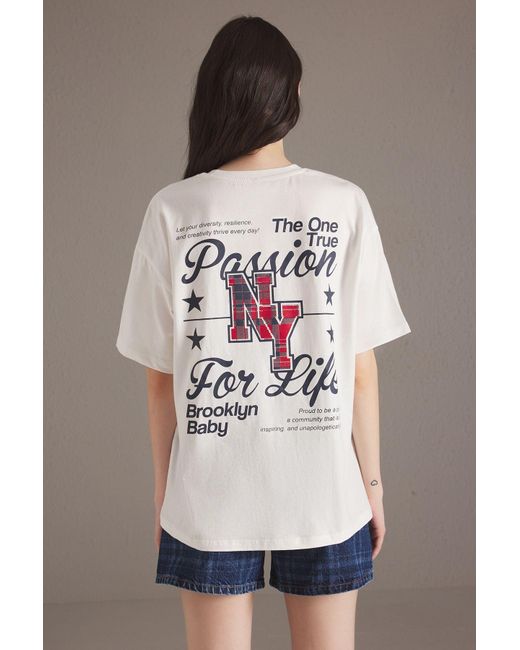 Trendyol Gray Ecrufarbenes, Übergroßes/Breit Geschnittenes Strick-T-Shirt Aus 100 Baumwolle Mit Kariertem Slogan-Print Für Damen