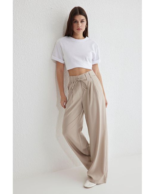 Trendyol Natural Beigefarbene, Gewebte Hose Mit Weitem Bein Und Gürtel – Für Damen