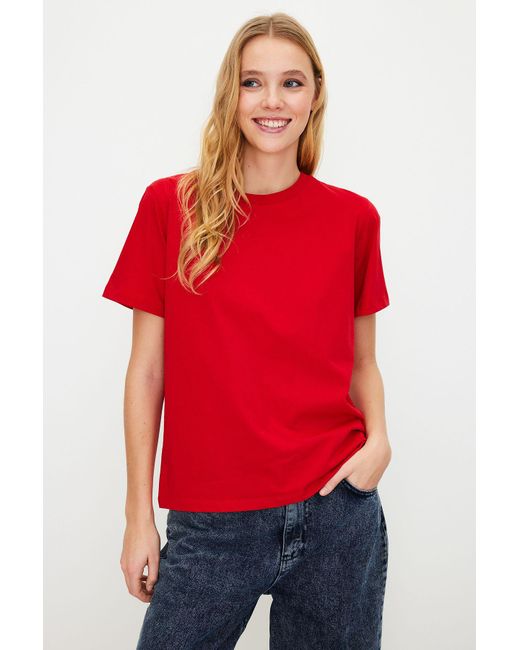 Trendyol Red Es basic-strick-t-shirt aus 100 % baumwolle mit rundhalsausschnitt