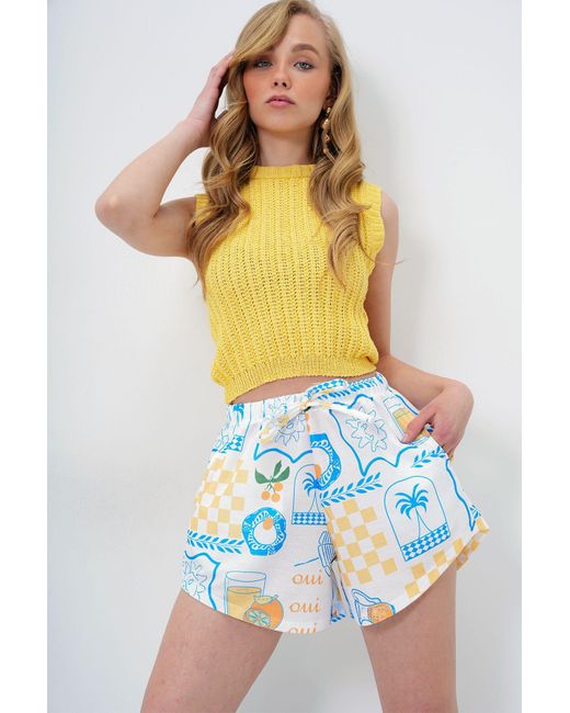 Trend Alaçatı Stili Yellow Weiße, Mehrfarbig Gemusterte, Selbstgebundene Strandshorts Mit Zwei Taschen Für Damen