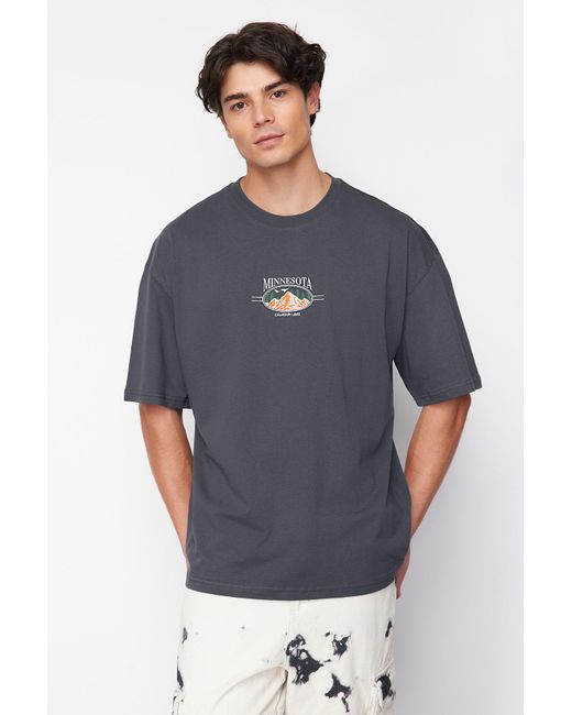 Trendyol Anthrazitfarbenes oversize/weit geschnittenes t-shirt aus 100 % baumwolle mit querformatstickerei in Black für Herren