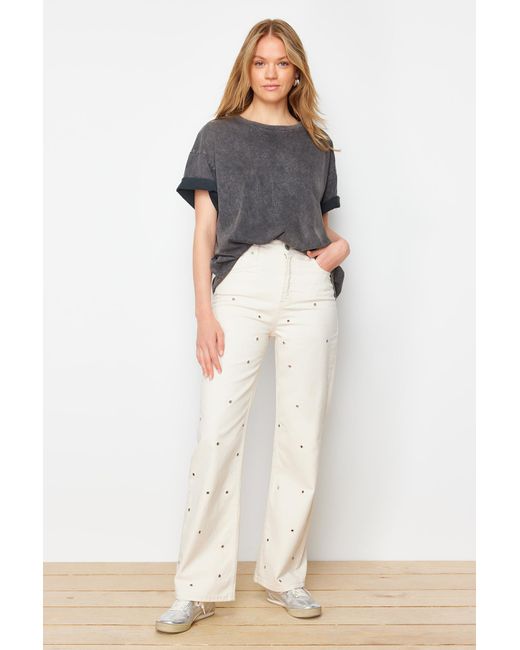 Trendyol White E mom-jeans mit hoher taille und vogelaugen-detail
