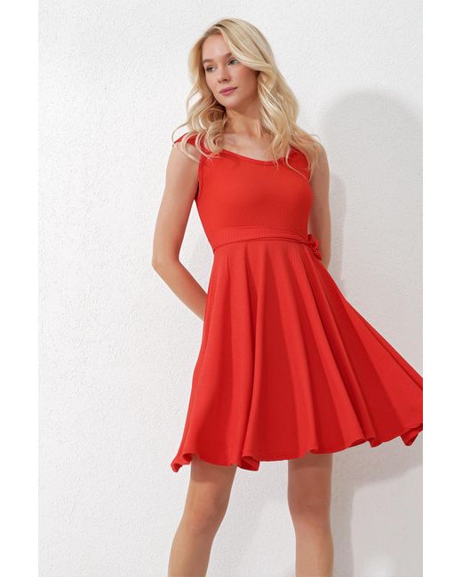 Trend Alaçatı Stili Red Korallenes kleid mit dickem trägerrock, volant und gebundenem gürtel