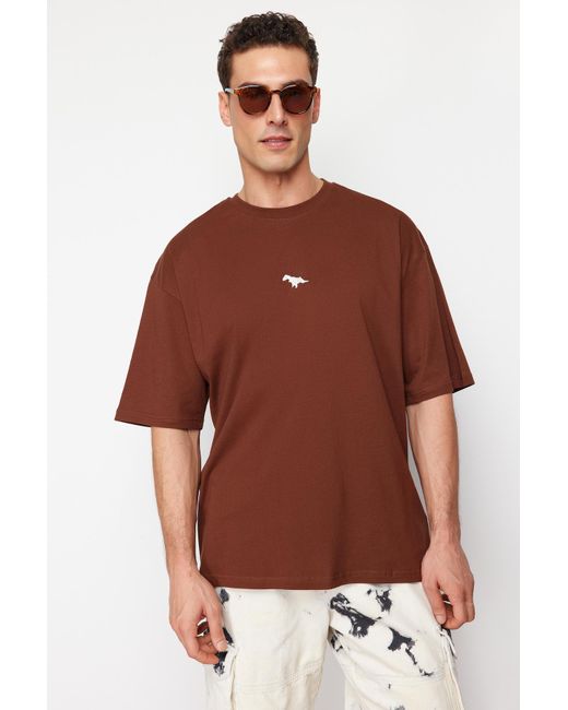 Trendyol Brown Es, übergroßes/weit geschnittenes, mit dinosauriern besticktes t-shirt aus 100 % baumwolle - xs