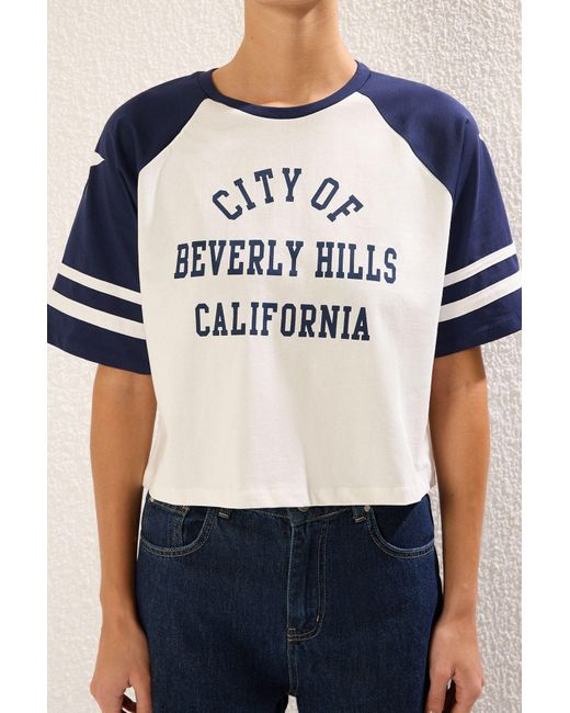Trendyol Blue Crop-T-Shirt Mit Farbblock-Slogan – 100 Baumwolle, Entspannte Passform Für Damen