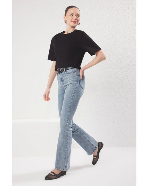 Trendyol Blue Hellblaue Schlagjeans Mit Normaler Taille Für Damen