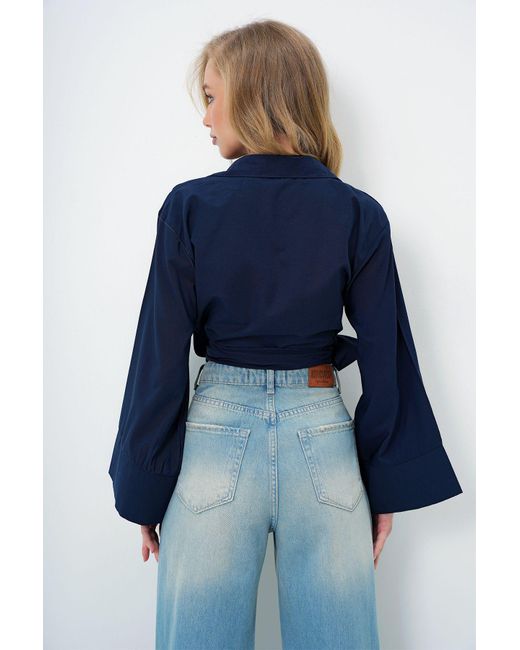 Trend Alaçatı Stili Blue Marineblaues Hemd Aus Popeline Mit Breiten Bündchen Und Detailliertem Bindeband Auf Der Vorderseite Alc-X13750 Für Damen