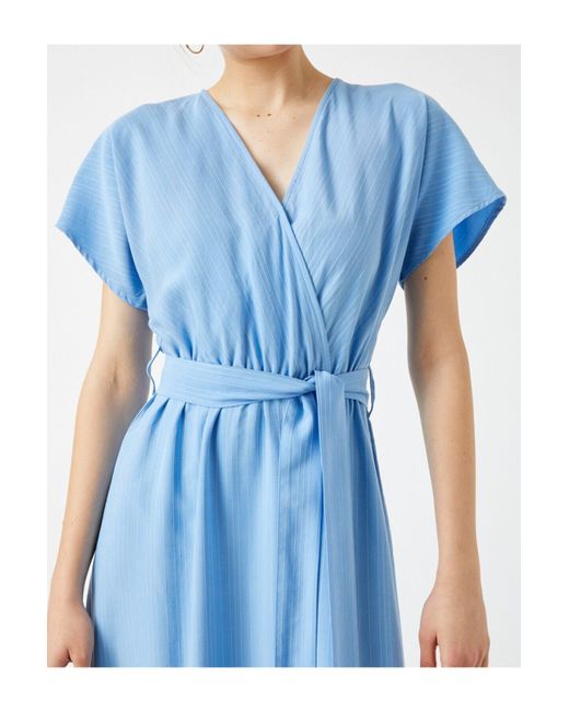 Koton Blue Gestreiftes langes kleid mit gürtel, v-ausschnitt und kurzen ärmeln