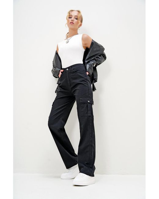 Trend Alaçatı Stili Blue Schwarze Jeanshose Mit Weitem Bein Und Cargotaschen Für Damen