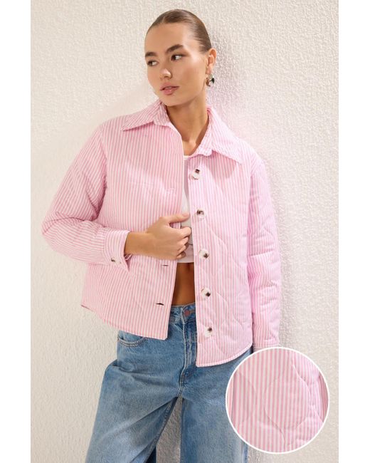 Trendyol Pink Normaler, Gestreifter, Gemusterter, Gesteppter, Schmaler Jackenmantel Für Damen