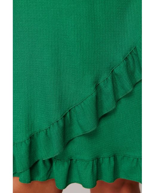 Trendyol Green Es, zweireihiges, gerüschtes strickkleid. zweireihiges, gerüschtes mini-strickkleid. tbsss24ah00037