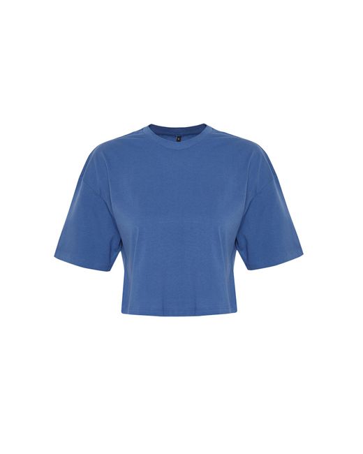 Trendyol Blue Indigofarbenes, kurzes strick-t-shirt aus 100 % baumwolle mit taschen und stickerei-detail