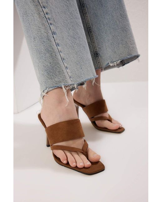 Trendyol Brown Hellbraune Wildleder-Flip-Flops Mit Quadratischer Zehenpartie Mit Dünnem Absatz Für Damen