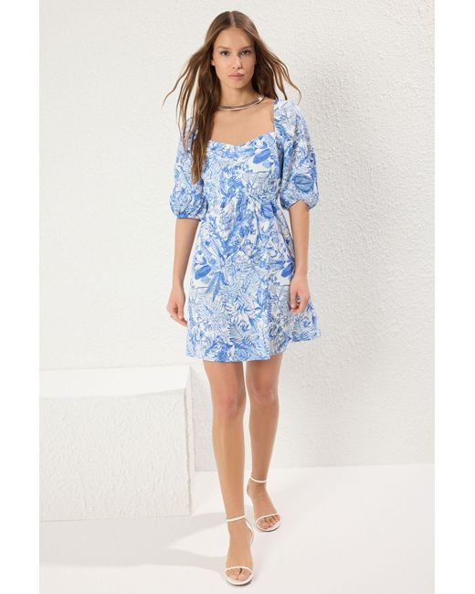 Trendyol Blue Hellblaues Minikleid Mit Blumendruck Und Tiefem Rückenausschnitt Für Damen