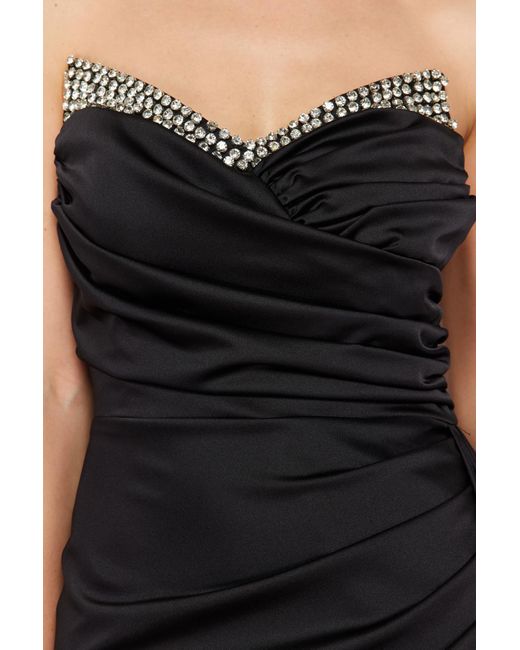 Trendyol Black Langes, gewebtes, elegantes abendkleid mit en steinaccessoires und detailliertem ausschnitt