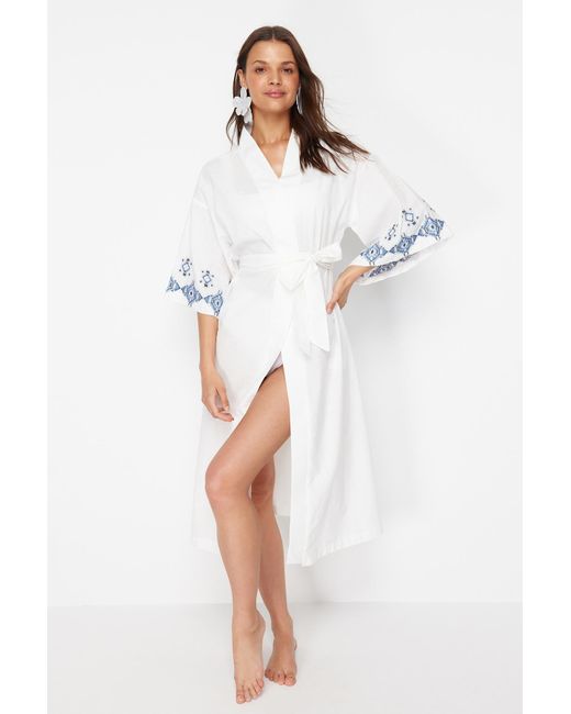 Trendyol White Farbener maxi-kimono und kaftan mit gürtel, gewebt, bestickt, leinenoptik,