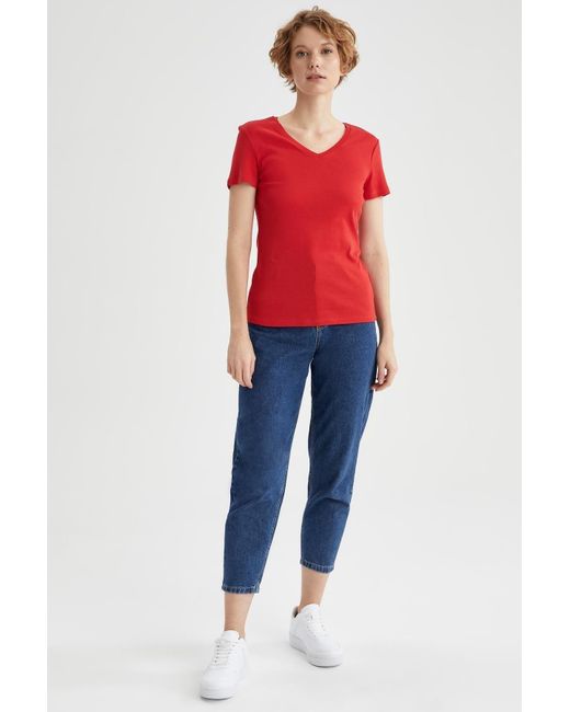Defacto Red Schmal geschnittenes basic-kurzarm-t-shirt aus 100 % baumwolle mit v-ausschnitt