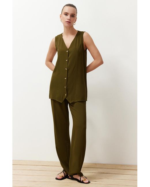 Trendyol Green Farbener, weit geschnittener anzug aus gewebtem unterteil und oberteil mit knopfleiste und v-ausschnitt