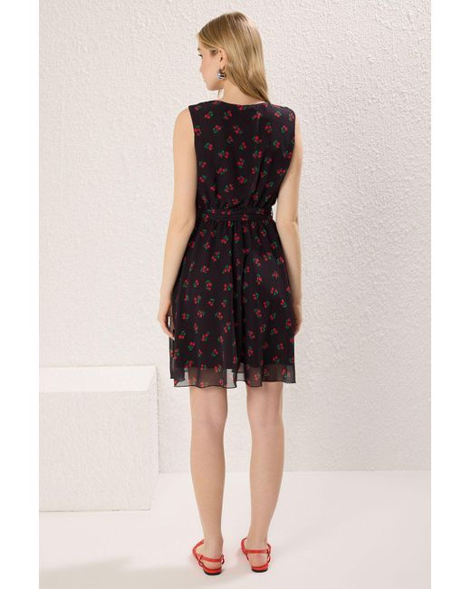 Trendyol Black Mehrfarbiges, Zweireihiges, Mit Chiffon Gefüttertes Mini-Webkleid Mit Volant-Stickerei Und Zweireihigem Ausschnitt Für Damen