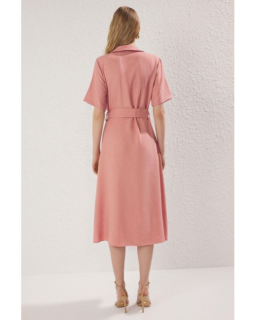 Trendyol Pink Gerades, Gewebtes Midi-Kleid Mit Gürtel