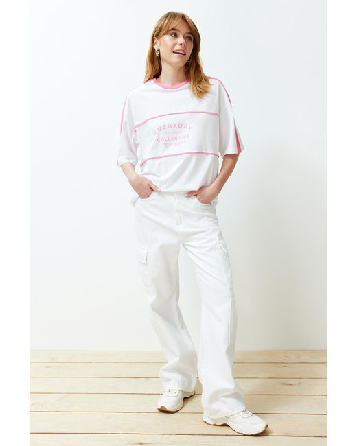 Trendyol White Es, übergroßes/weites strick-t-shirt aus 100 % baumwolle mit farbblock und slogan