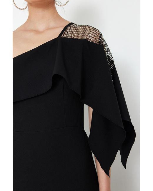 Trendyol Black Langes abendkleid mit einem ärmel und figurbetontem en stein-accessoire