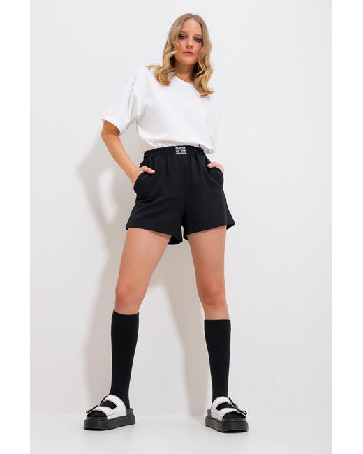 Trend Alaçatı Stili White E shorts aus gewebtem leinen mit zwei taschen und elastischer taille alc-x11715