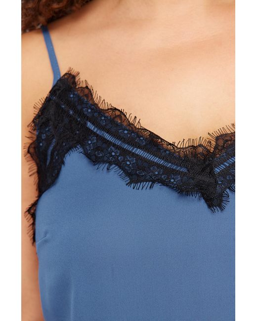 Trendyol Blue Indigofarbene bluse mit gewebter spitze und trägern in übergröße
