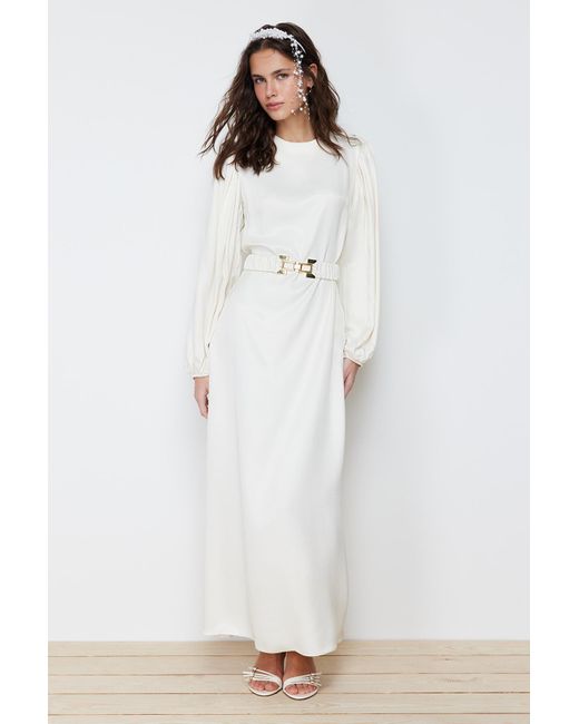 Trendyol White Langes abendkleid aus ecrufarbenem satin – für hochzeiten und besondere anlässe