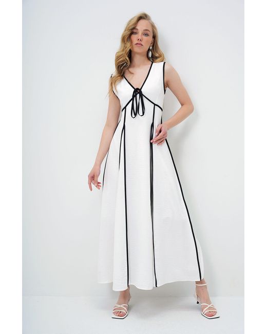 Trend Alaçatı Stili White Weißes, Gewebtes Kleid Mit V-Ausschnitt Und Kontrastpaspelierung, Für Damen