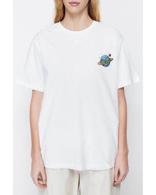 Trendyol White Galaxi bedrucktes es t-shirt im boyfriend-fit – 100 % baumwolle, rundhalsausschnitt –