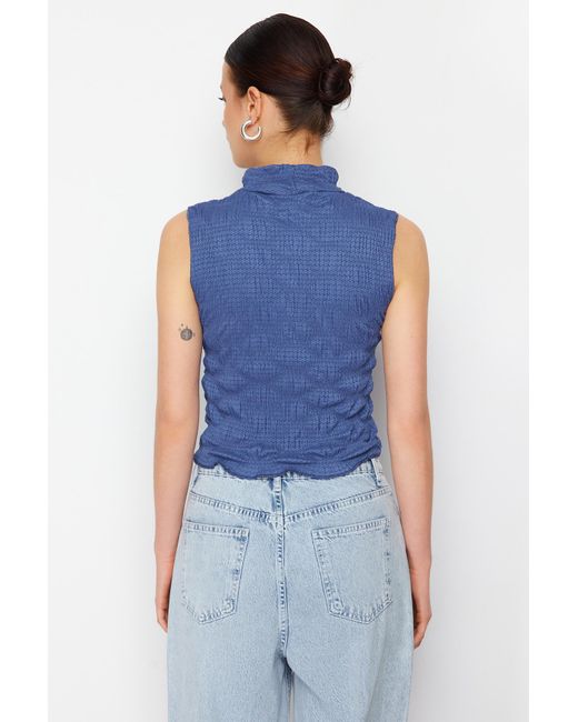 Trendyol Blue Indigoe, figurbetonte, kurze bluse aus strukturiertem stretch-strick mit stehkragen