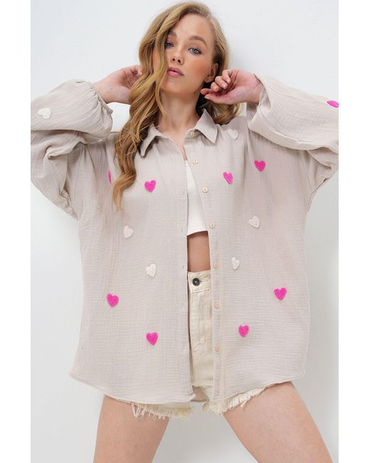Trend Alaçatı Stili Pink Beigefarbenes, Übergroßes, Mit Herzen Besticktes Textil Mit Knopf Candy Rifle Für Damen