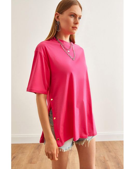 Olalook Pink Fuchsiafarbenes baumwoll-t-shirt mit seitlichen knöpfen