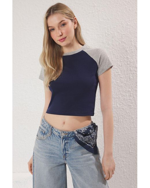 Trendyol Blue Marineblaues, Farbblockiertes, Tailliertes Crop-Top, Eng Anliegendes, Flexibles Strick-T-Shirt Aus Baumwolle Für Damen