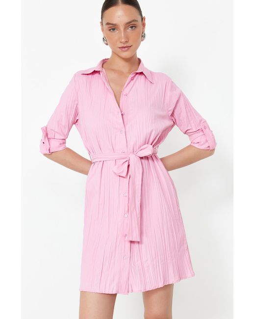 Trendyol Pink Minikleid aus strukturiertem hemdgewebe mit gürtel