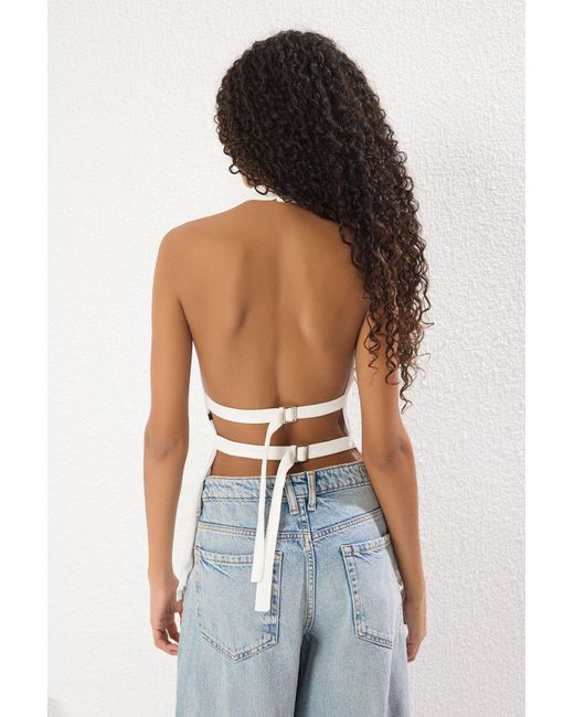 Trendyol Blue Weiße, Rückenfreie, Gewebte Bluse Mit Neckholder Und Ausschnitt Für Damen