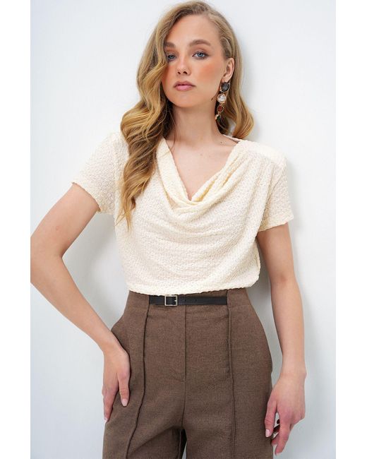 Trend Alaçatı Stili Brown Cremefarbene Bluse Mit Dekolleté Und Wattiertem Seersuckerstoff Alc-X13883 Für Damen