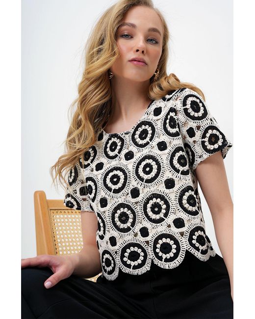 Trend Alaçatı Stili Black Crop-Bluse Mit Rundhalsausschnitt, Durchbrochenem Innenfutter Und Motivstickerei Für Damen