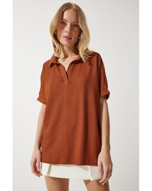Happiness İstanbul Brown Happiness istanbul gestrickte crinkle-bluse mit kachel-polo-ausschnitt