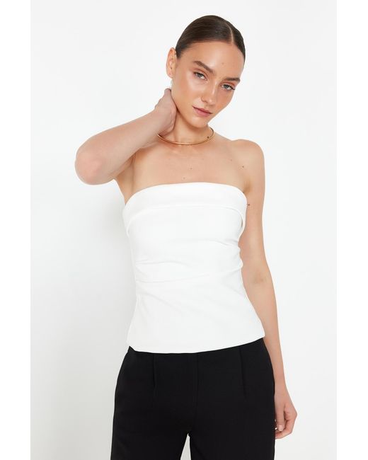 Trendyol White Farbene, trägerlose, taillierte bluse aus webstoff